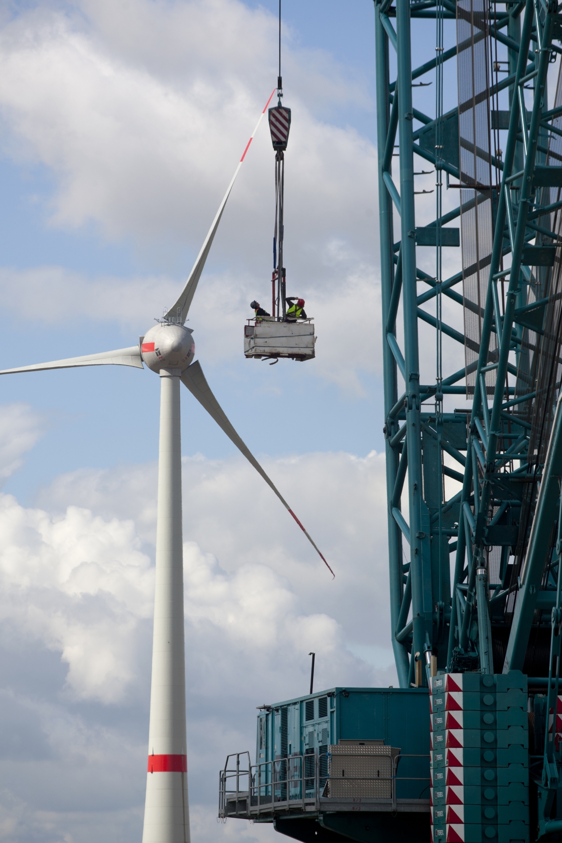 Eine E126 Windkraftanlage wird im Windpark Werder/Kessin/ Altentreptow in Mecklenburg-Vorpommern aufgestellt. Pressefoto WIND-projekt GmbH