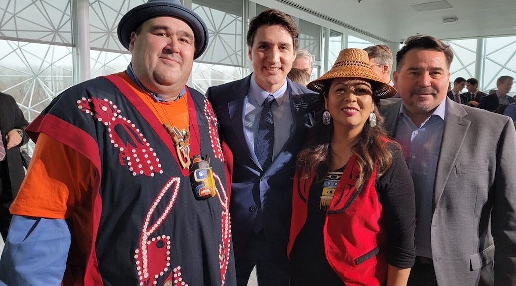 Prime MInister Justin Trudea and a group of indigenous leaders posing for a photo